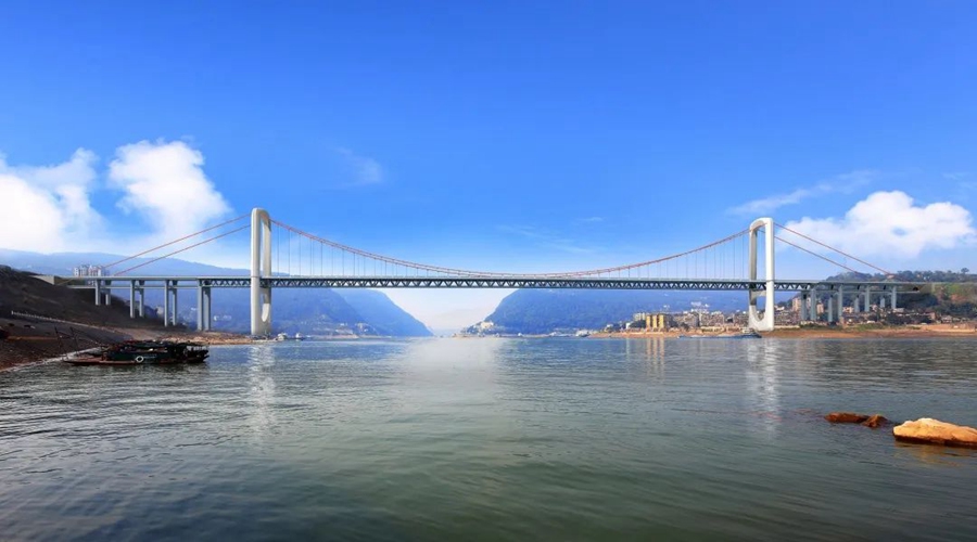 Puente colgante de doble propósito de vía pública de tramo más grande cerrado con éxito.