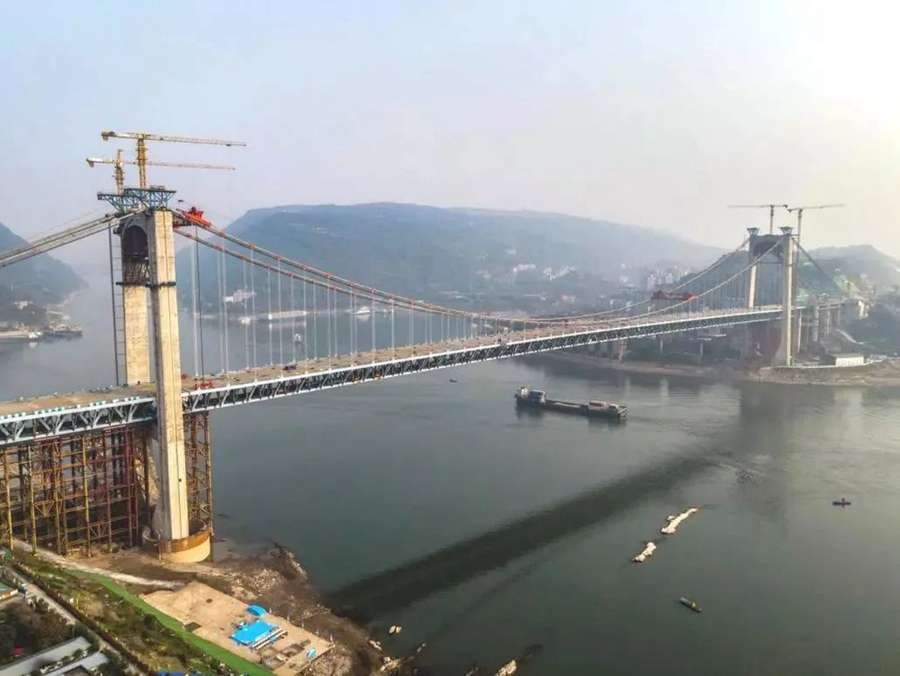 Puente colgante de doble propósito de vía pública de tramo más grande cerrado con éxito.