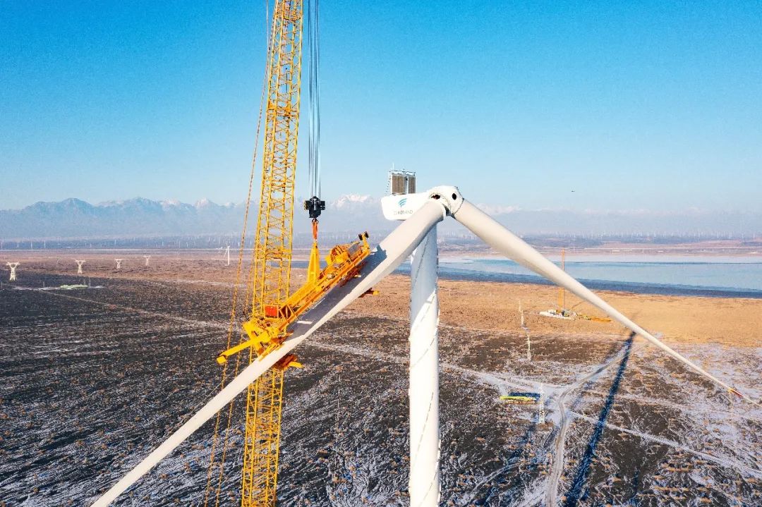 ¡El esparcidor terrestre de una hoja con inserto basculante de ángulo grande de 6MW de Juli Sling completó su debut en elevación!