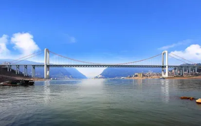 El puente colgante de doble propósito de vía pública de tramo más grande se cerró con éxito.